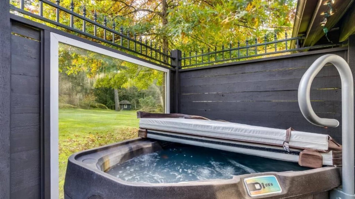 Victoria Bed & Breakfast | Luxury Cottage Private HOT TUB - GARDEN
