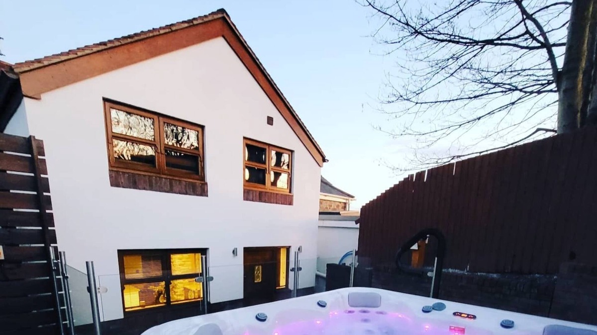 Sketty Cottage | Luxury Cottage with Hot Tub and Log Burner