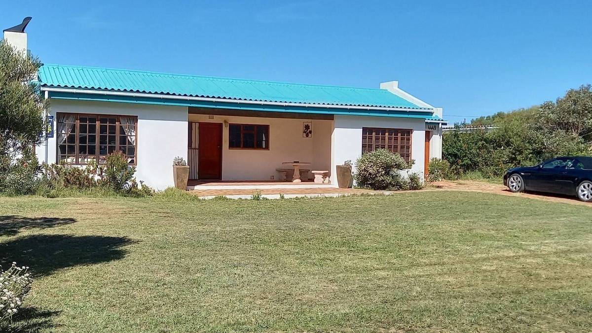 Betty's Bay Cottage | Luxury cottage with beautiful views of a lake in a nature reserve near the sea