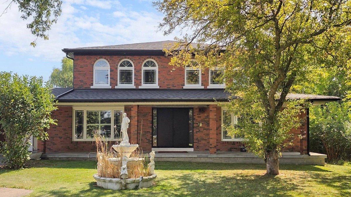 Gormley House | Luxury Country Estate in Stouffville | Huge Yard Sunroom Games & Family Fun