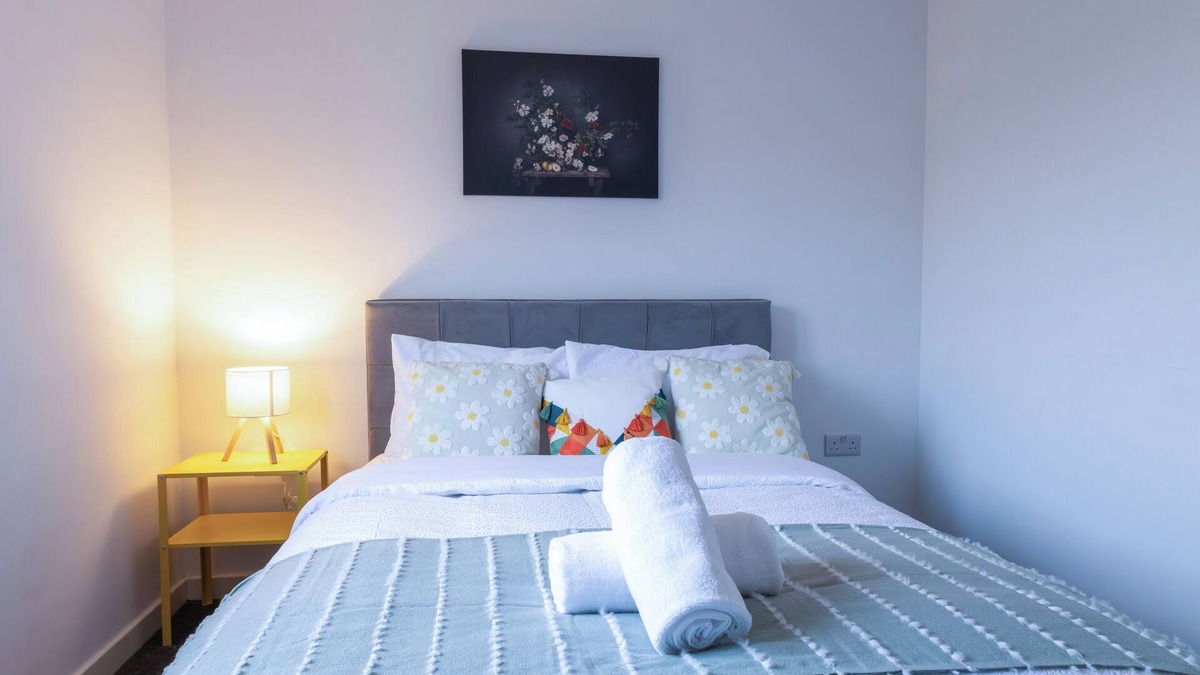 Holbrooks House | Luxury Coventry 2-bed house near Ricoh Arena with Parking for 2 cars & wifi