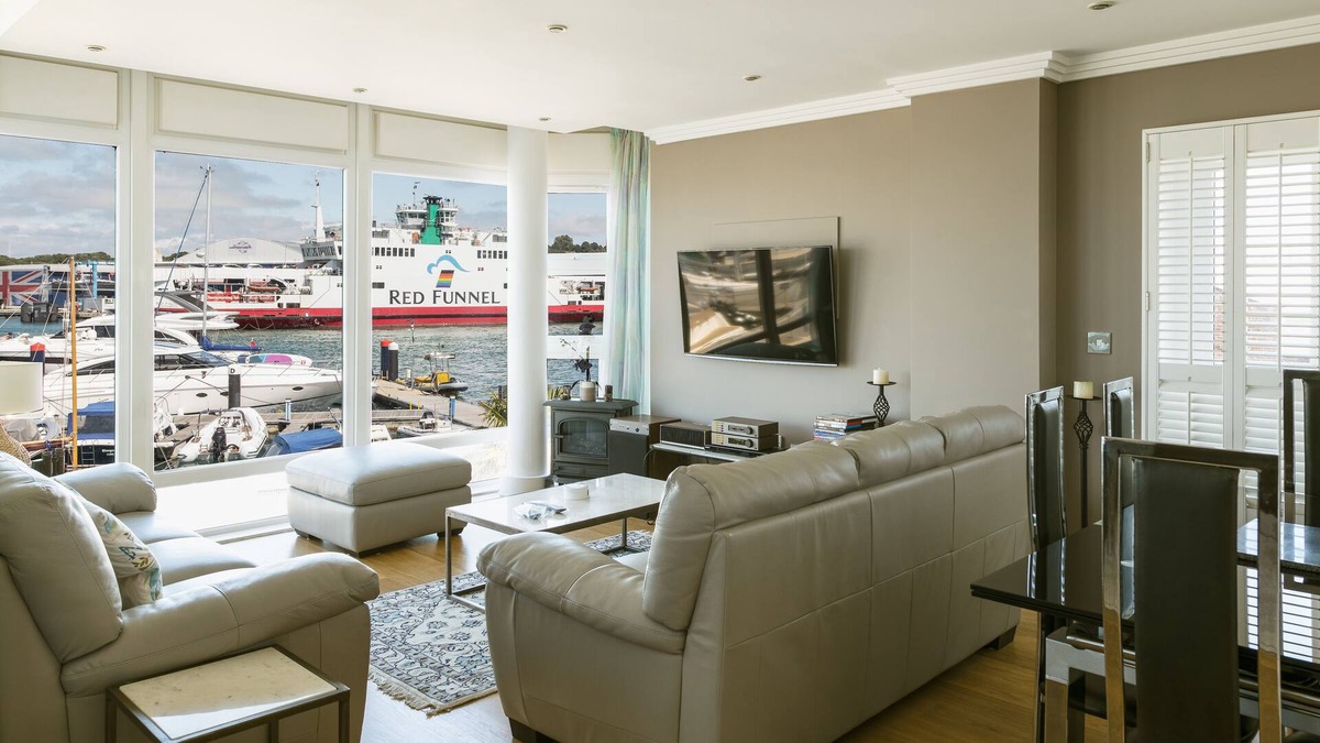 Cowes Apartment | Luxury Cowes waterfront apartment with stunning panoramic marina & sea views