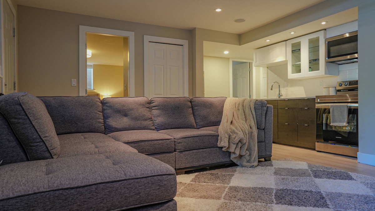 Surrey House | Luxury/Cozy rooms in Home
