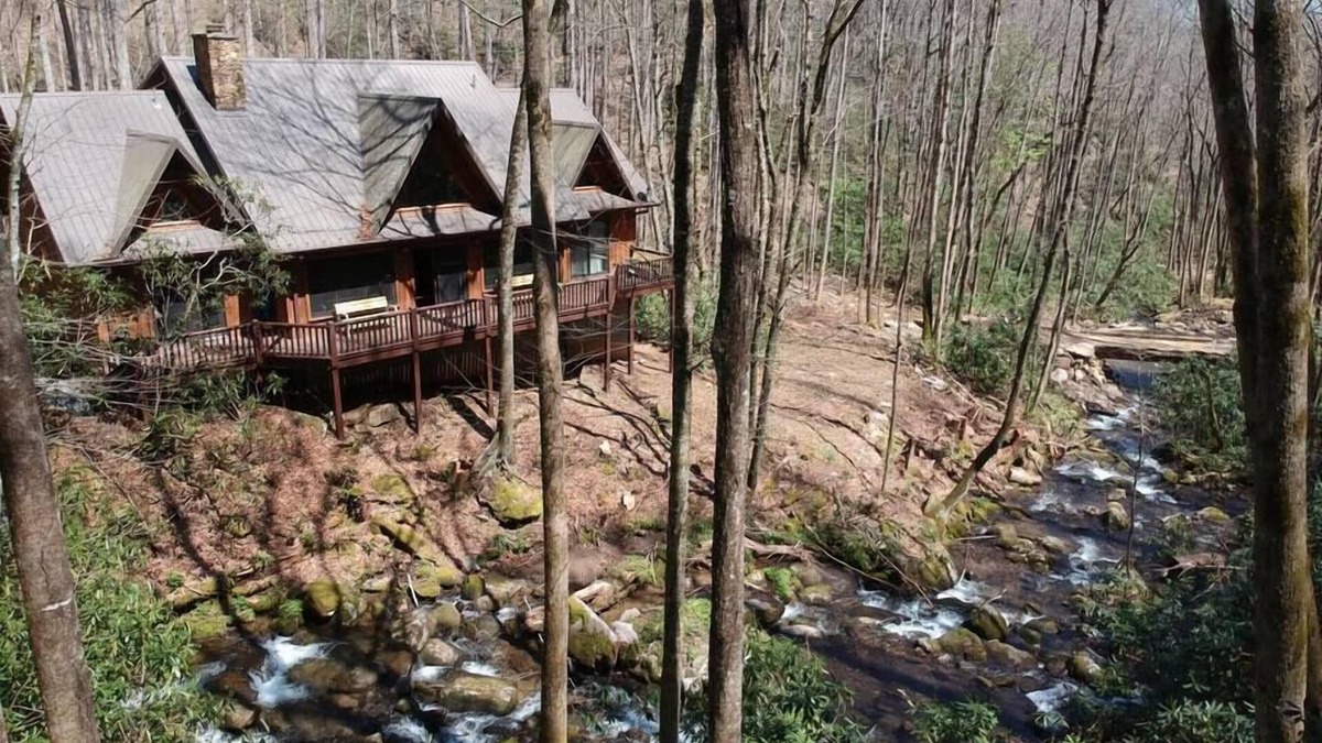 Robbinsville House | Luxury Creekside Lodge at Huffman Creek Retreat, Wifi, Private Hiking Trails