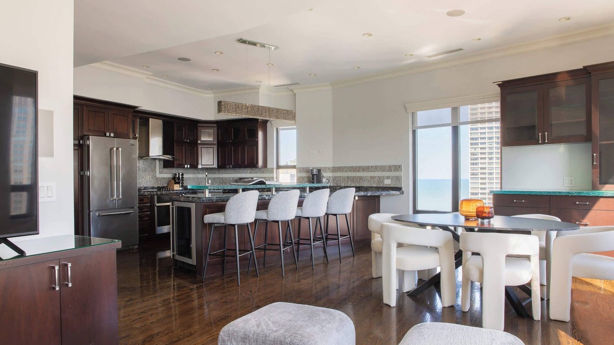 Rush and Division Apartment | Luxury Designer Penthouse NW | Pool | Gold Coast