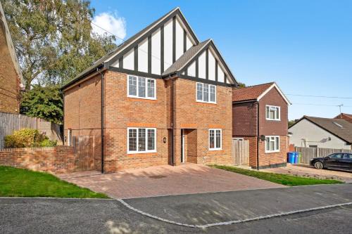 Ascot House | Luxury Detached New 5 Bedroom House Ascot - Parking Private Garden