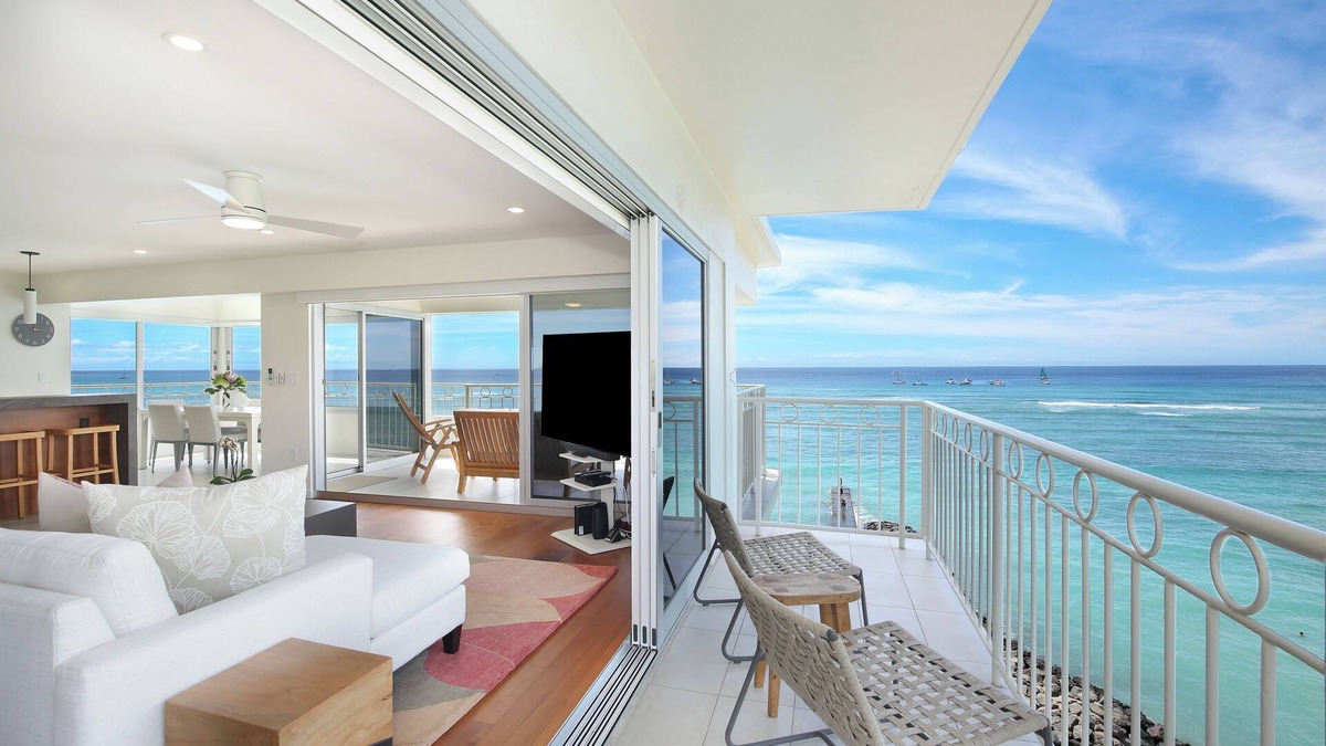 Waikiki Condo | LUXURY DIRECT OCEANFRONT! Fully Renovated! Free Parking! Sleeps 6