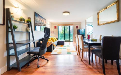 Limehouse Apartment | Luxury Docklands 2Bed apt- Close to Excel- Canary Wharf- City Airport - 02 Arena- Free Parking- PS 4