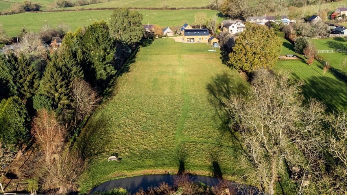 Sibford Gower House | Luxury dog friendly holiday home with large garden in the Cotswolds - Hill View House