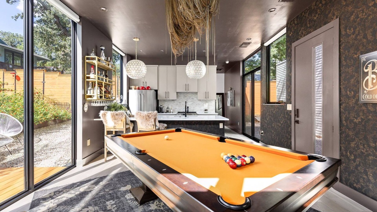 Clarksville House | Luxury Downtown Austin Guest House-2BR/2.5BA-Billiards Lounge-Patio-Parking