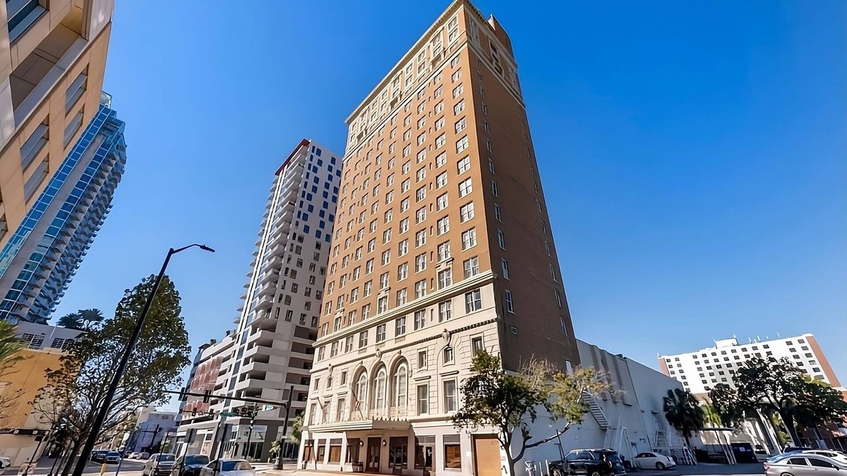 Downtown Tampa Hotel | Luxury & Downtown Excitement! Free Shuttle Service, Pets Allowed
