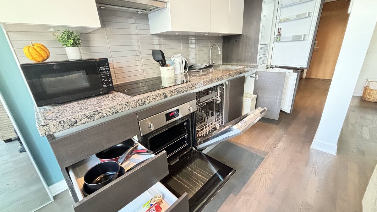 Wellington Place Condo | Luxury Downtown King St W condo| 718Mbps| Transit @ Doorstep| CN Tower,Union etc