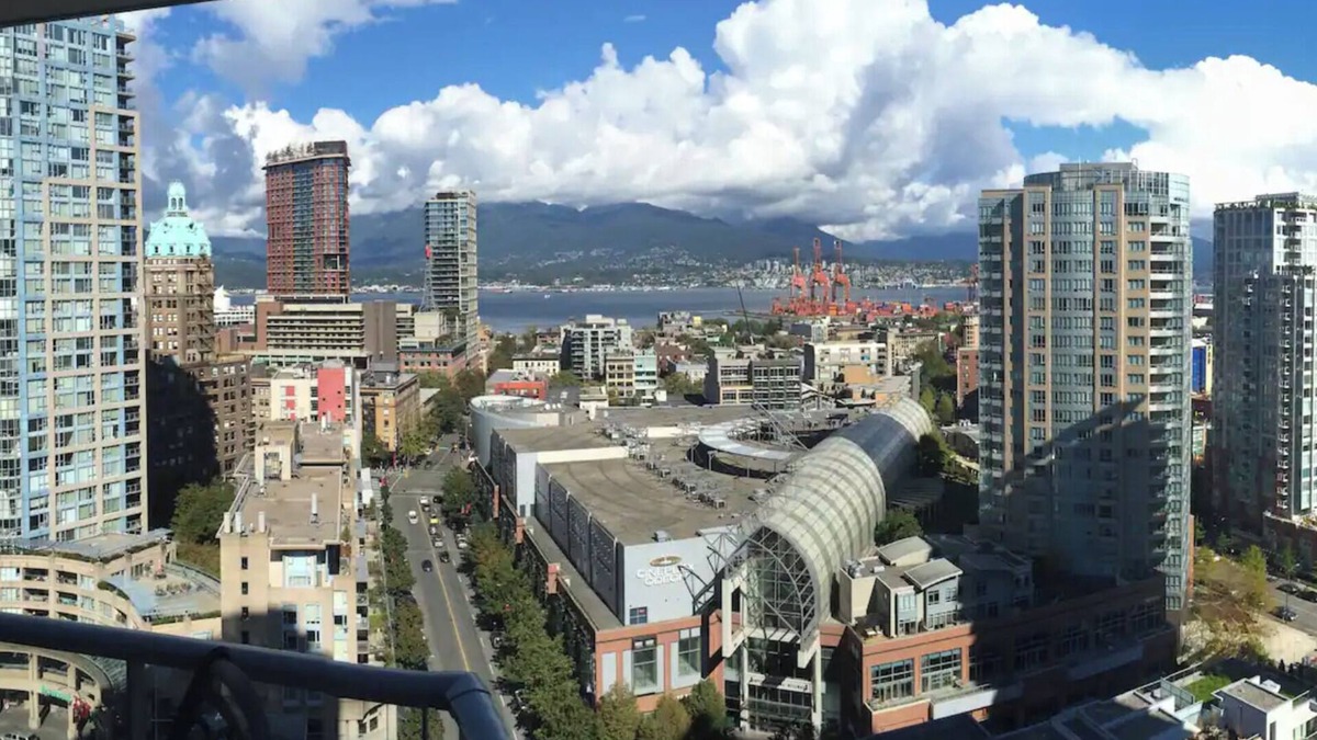 Central Apartment | Luxury Downtown Ocean+Mountain views A/C Comfort nPool/hot tub/sauna/gym