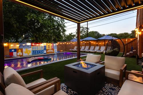 East Cesar Chavez House | Luxury Downtown Retreat with Pool and Hot Tub, 6Bdr