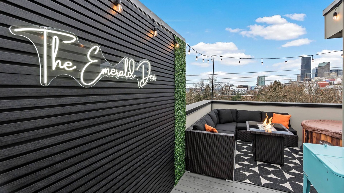 Squire Park House | Luxury Downtown Seattle Retreat~Rooftop Deck~Hottub