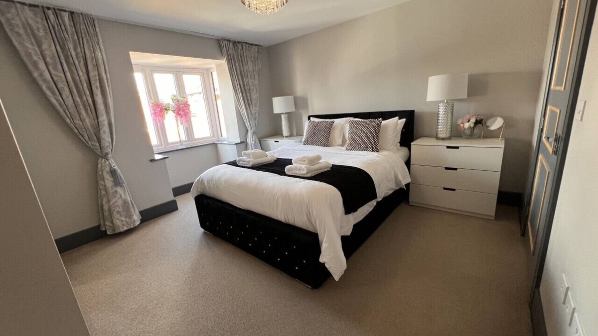Durham House | Luxury Durham Home in DH1, Free Parking, No Fees