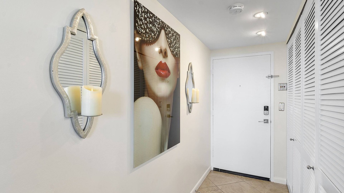 Downtown Hollywood Condo | Luxury Dwntwn Condo In The Sky – 1 Mile To Beach – King Bed – W/D – 3 Balconies