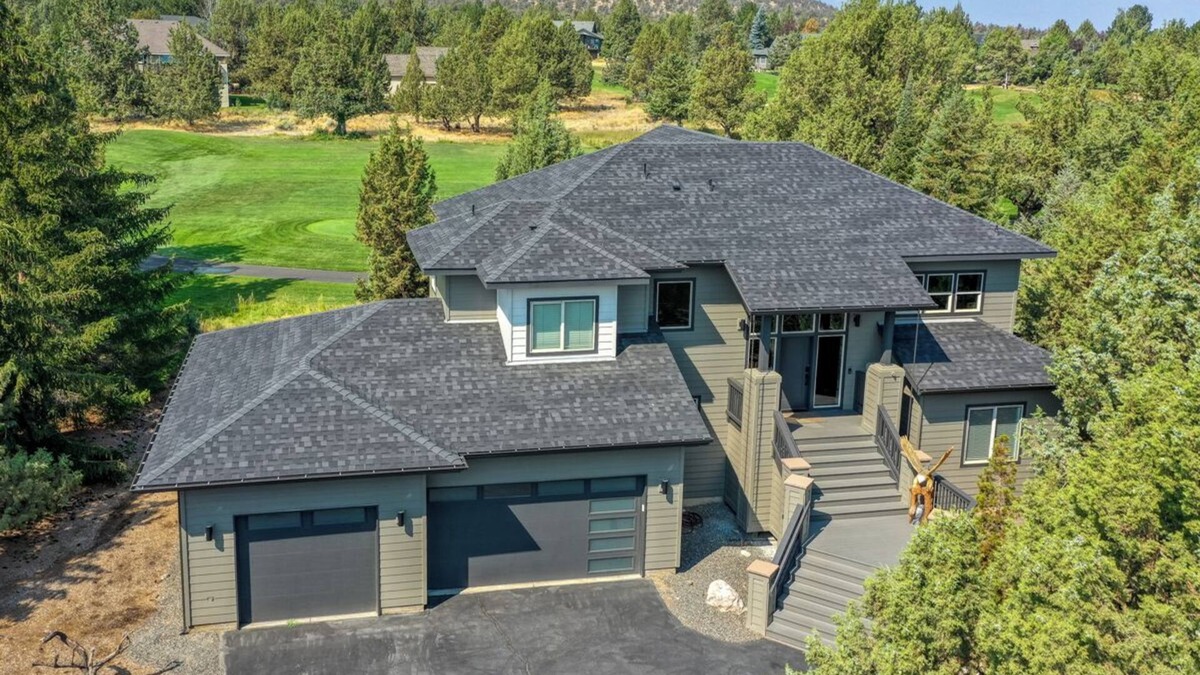 Redmond House | Luxury Eagle Crest Golf Retreat on Fairway - 3 King Suites, Hot Tub, Scenic Deck