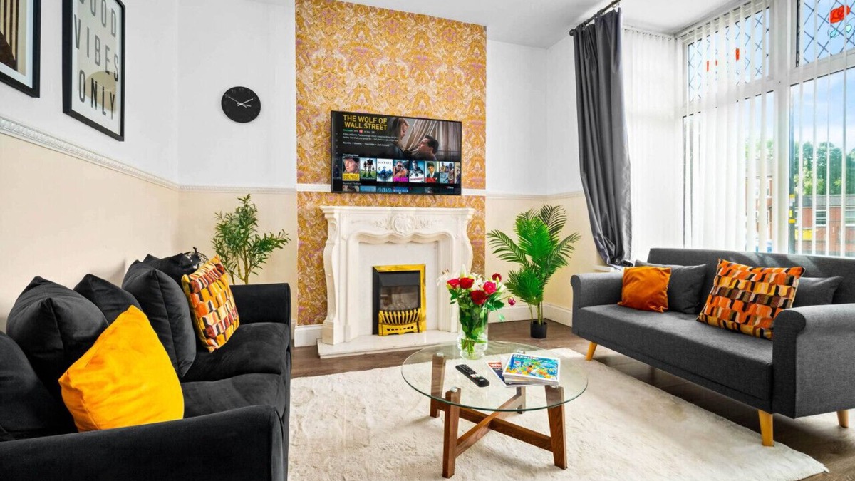 Birmingham House | Luxury Edgbaston House - Garden - Parking
