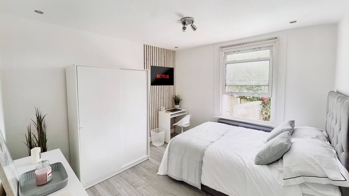 Stonebridge House | Luxury En-suite In a Centrally Located Apartment