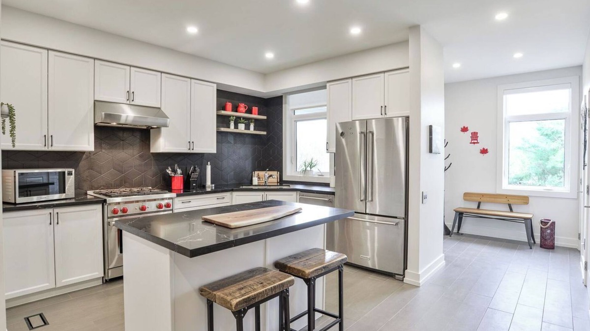 Gravenhurst House | Luxury End-Unit Townhome in Muskoka Bay Resort
