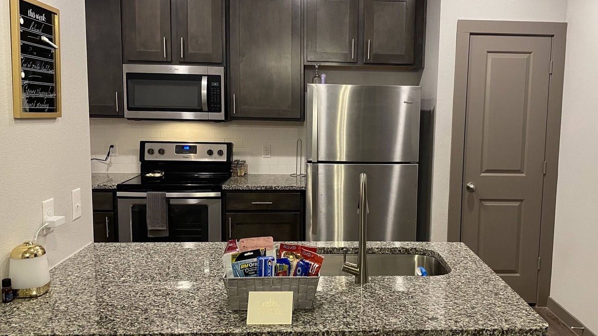 Humble Apartment | Luxury Entire clean Apartment w/ king size bed .Located by George Bush Airport