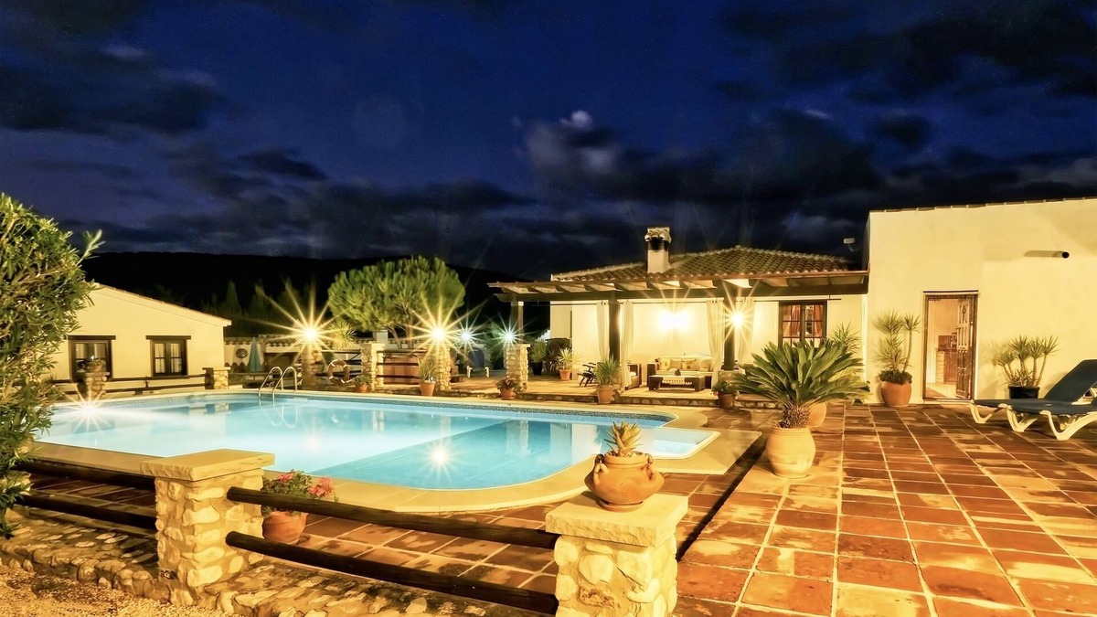 Villanueva del Trabuco Apartment | Luxury holiday retreat, 2 swimming pools, jacuzzi, free fast Wi-Fi, Equestrian.
