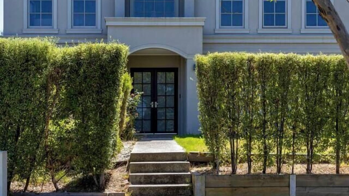 Mount Waverley House | Luxury Escape | 5BR, 3 Ensuites & Grand Spaces