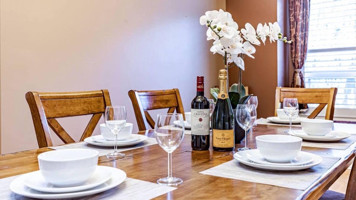 West Edmonton Apartment | Luxury Escape, A/C, Ping-Pong, 👨‍👩‍👧‍👦 Friendly, BBQ, Heated Garage