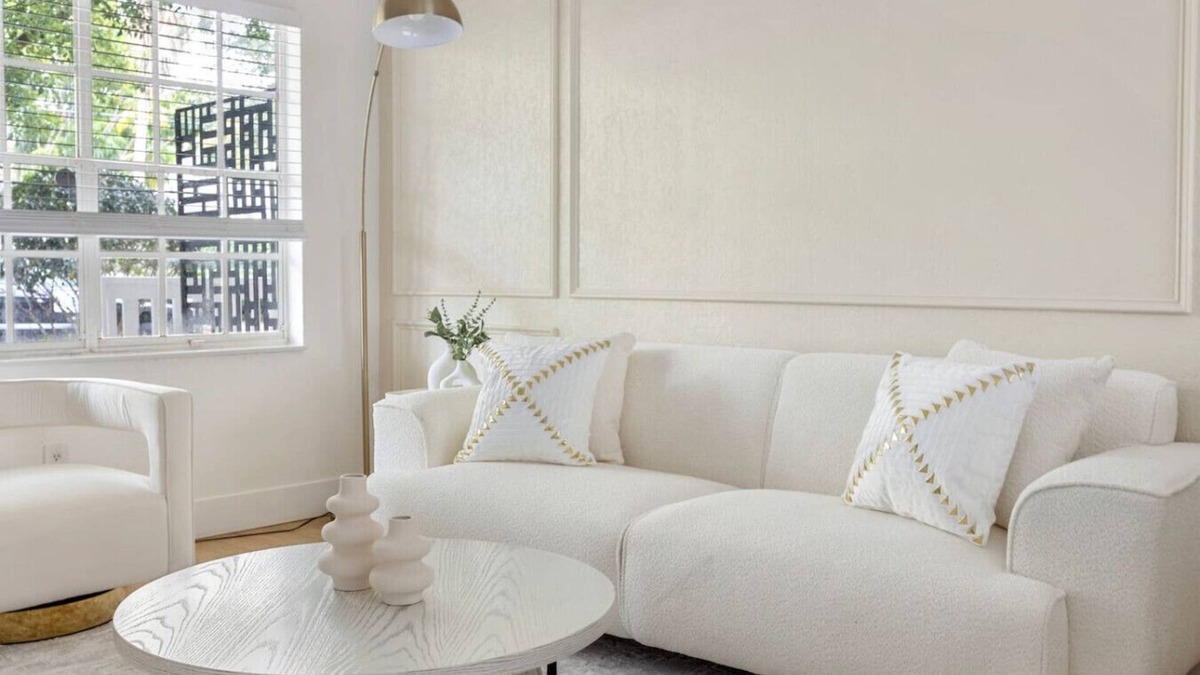 Golfview Apartment | Luxury escape in Prime Location FREE parking &crib