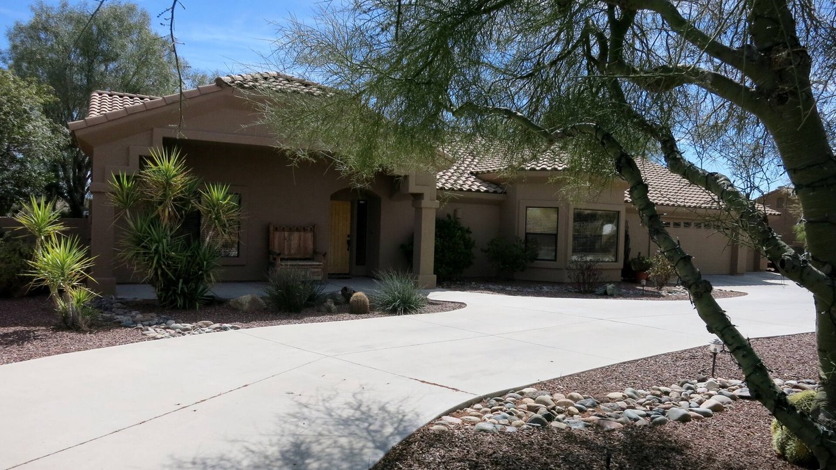 Saddle Ridge West House | Luxury Estate Main House, Santa Fe Walls & Kiva Fireplace, Close to Town
