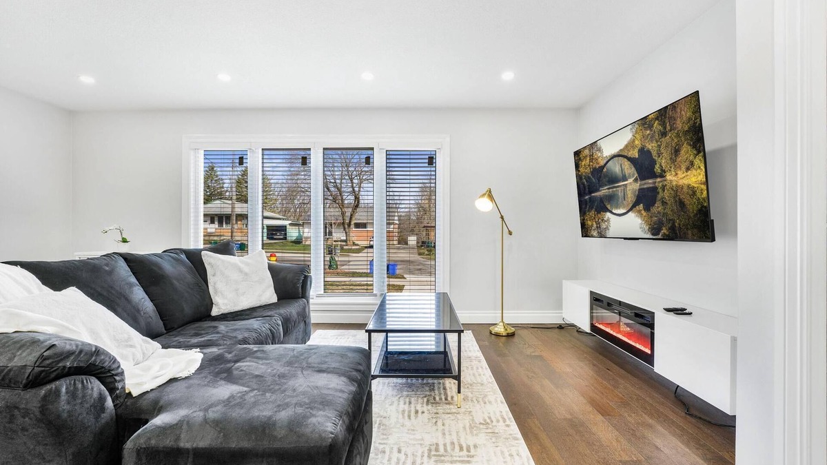Kitchener House | Luxury Estate+Renovated 3 Bedroom+65" TV+WFH+Sleeps 7