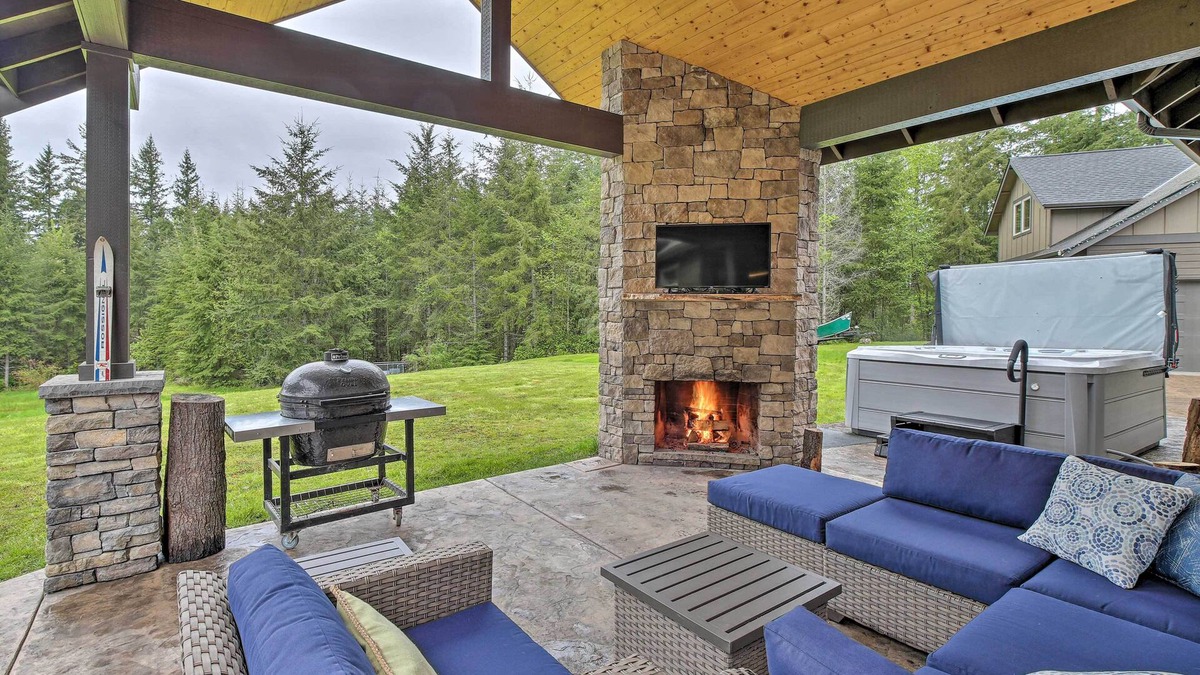 Fall City House | Luxury Fall City Retreat on 8 AC w/ Hot Tub!