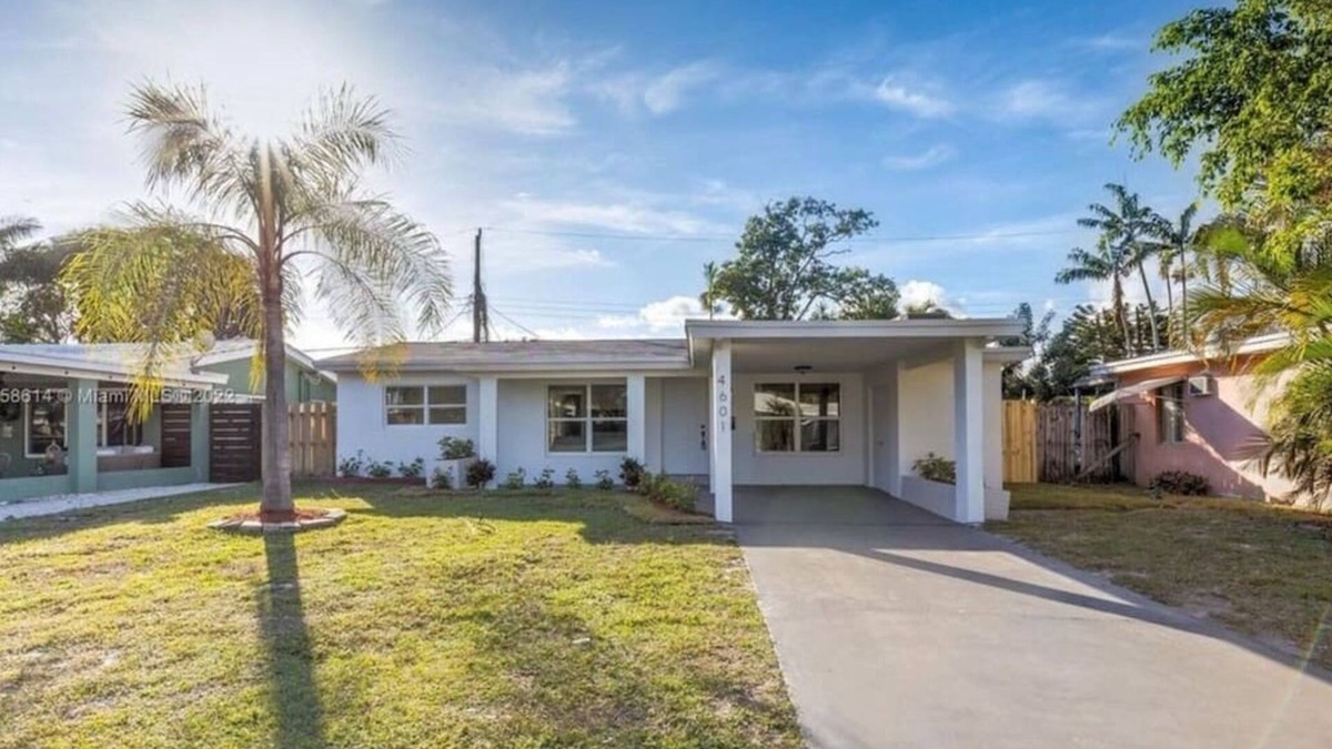 North Andrews Gardens House | Luxury Family and Business Travel Home with Yard!