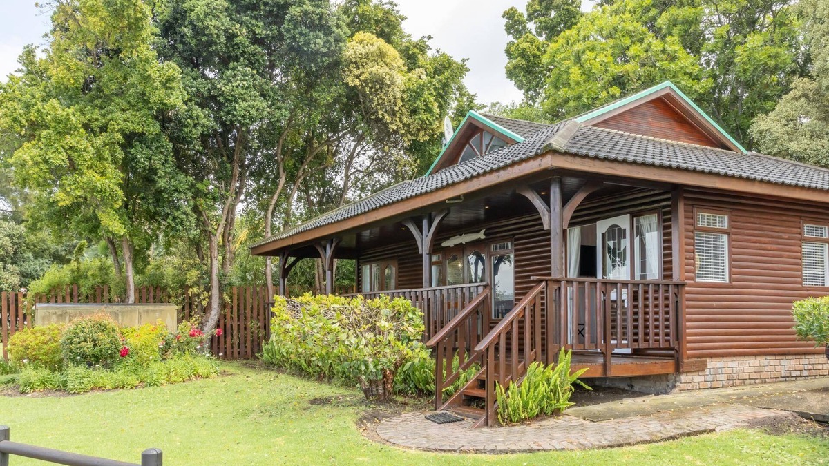 Knysna Ski Chalet | Luxury Family Chalet | BBQ Deck & Lagoon View