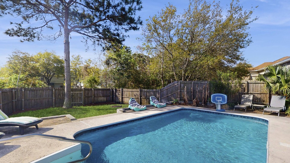 Savannah House | Luxury Family Home with in-ground pool, private washer/dryer, WiFi & Patio