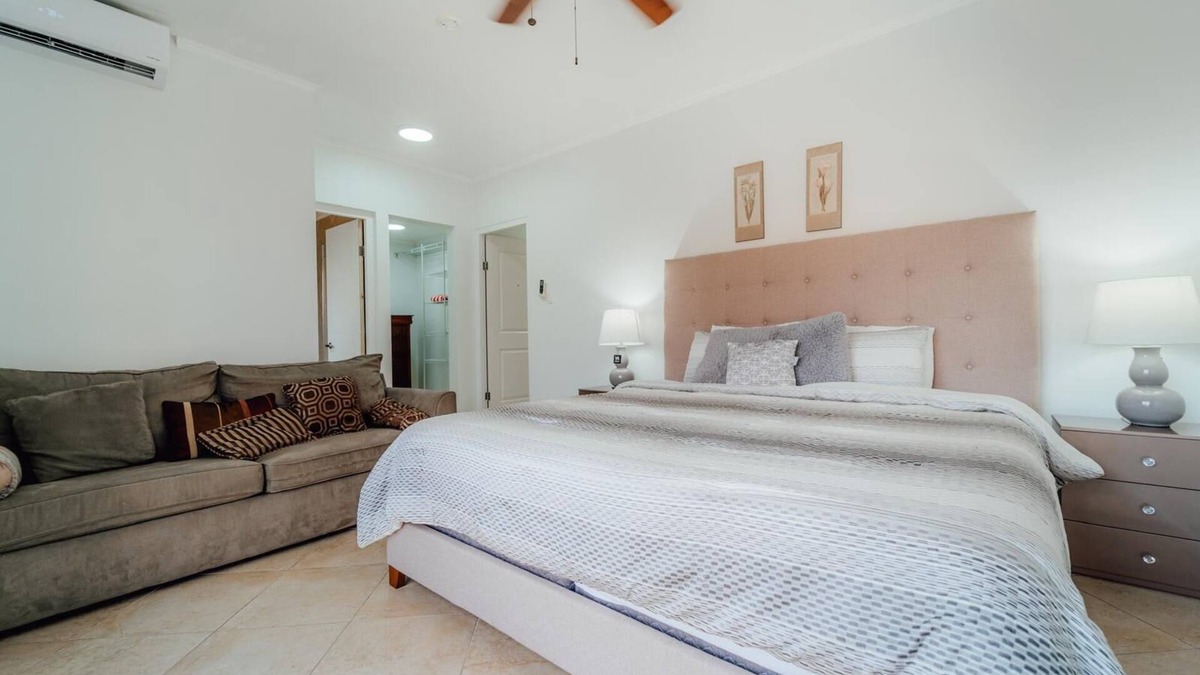 Gold Coast House | Luxury Family Home with Great Amenities