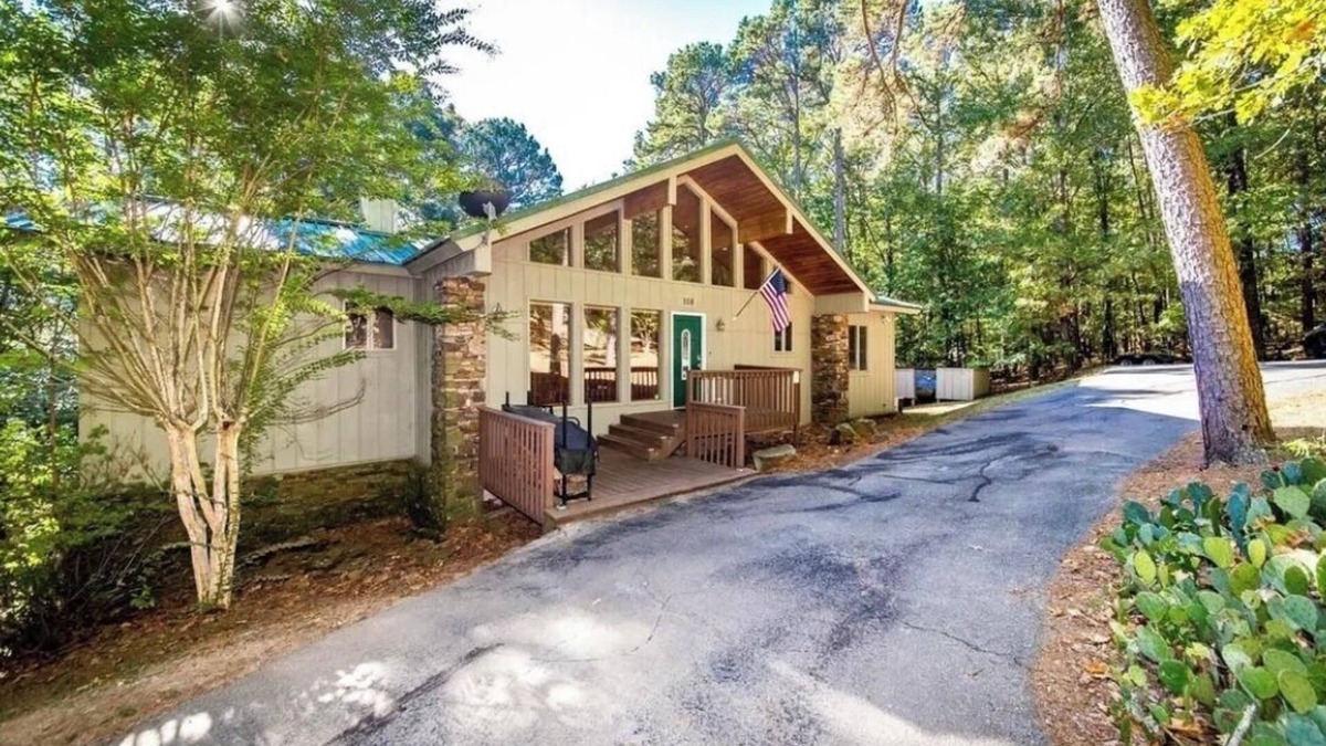 Drasco House | Luxury Family Lakefront Home on Greers Ferry Lake & at Tannenbaum Golf Course