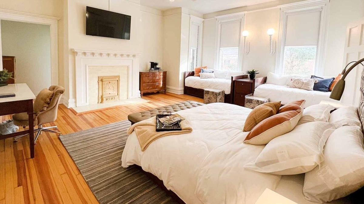 LaGrange Apartment | Luxury Family Suite in LaGrange Historic Mansion