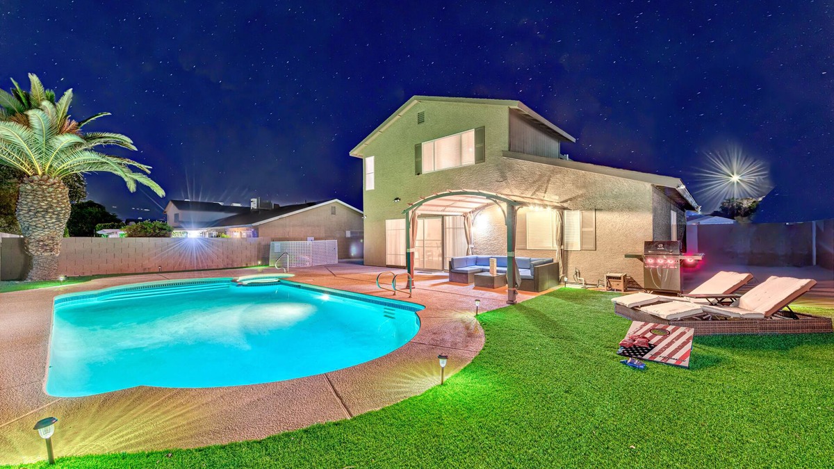 Highland Hills House | ☀ Luxury Family Vacation! Mini Golf - Heated Pool and Spa - RV Parking