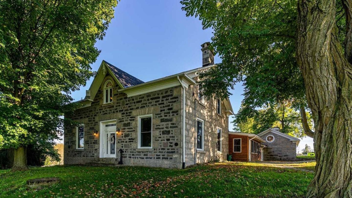Puslinch House | Luxury Farm w/ pool & hot tub. Weekend Getaway