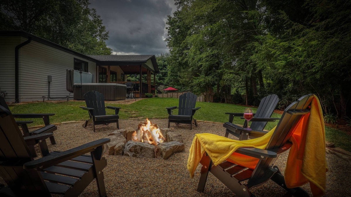 Hendersonville House | LUXURY FARMHOUSE, 2 Living spaces, Sleeps 12, PRIVATE in the mtns, 10min to town