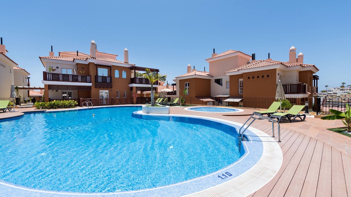 Arguineguin Apartment | Luxury flat 5 minutes walk to the beach with heated and sea water pool