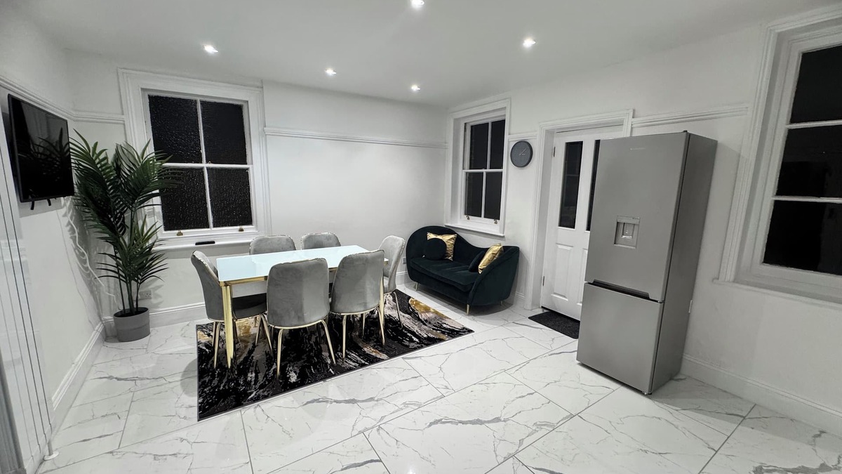 Ashburton Apartment | Luxury Furnished 2-king sizes bedroom Flat