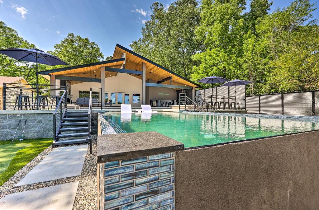 Lake Hamilton House | Luxury Gem with Game Room and Oaklawn Track Box!