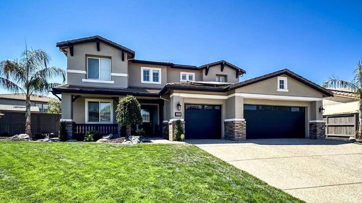 Lincoln House | Luxury Getaway with Heated Pool and Hot Tub