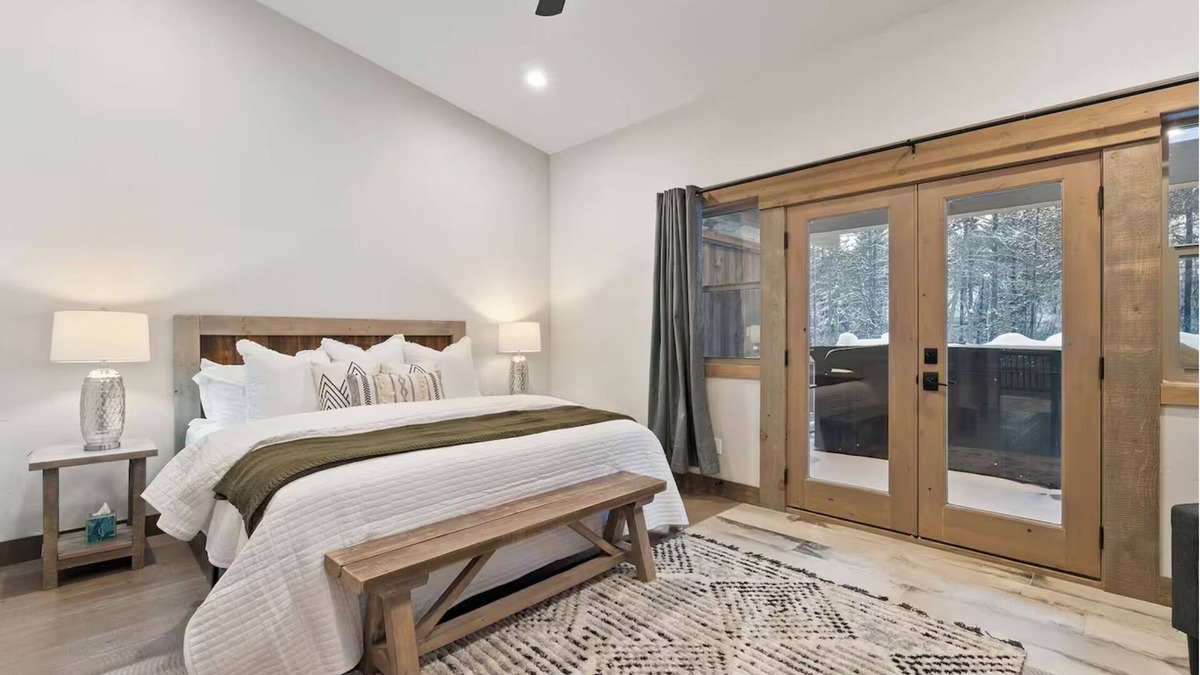 Coram Condo | Luxury GNP Gem-Sleeps 11-Hot Tub-Scenic Retreat Near Glacier Park- 7 mi to GNP