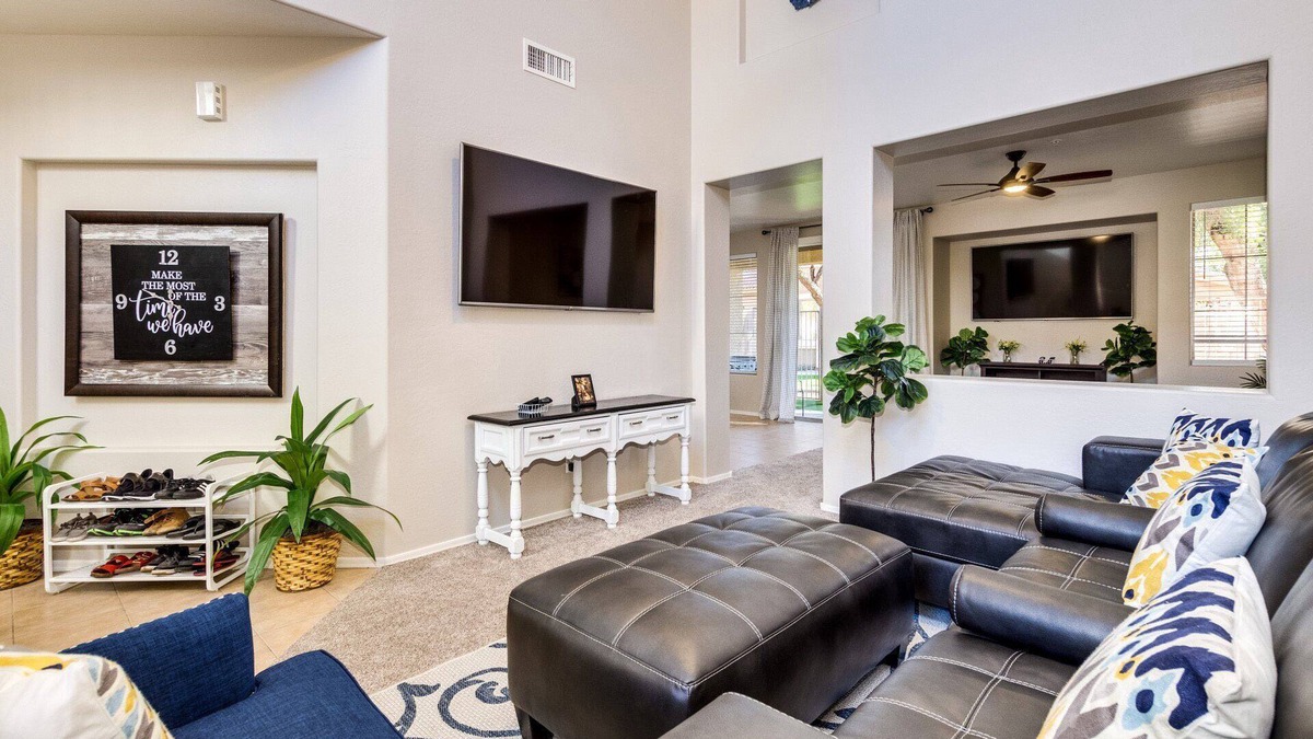 Alta Mesa House | Luxury Golf Community Retreat ~ Putting Green, EV Charger, Pool & Hot Tub
