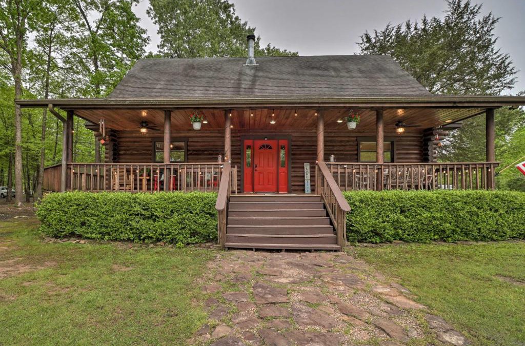 Higden House | Luxury Greers Ferry Cabin with Large Deck and Fire Pit