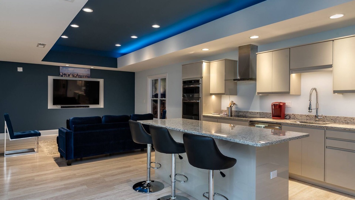 Myers Park Apartment | Luxury Guest Apt next to Uptown, Fine Dining, Greenway and Parks